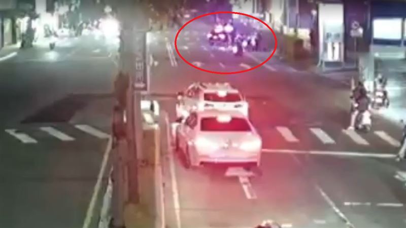 警方獲報到場,將傷者送醫,把嫌犯壓制逮捕。(圖/翻攝畫面)