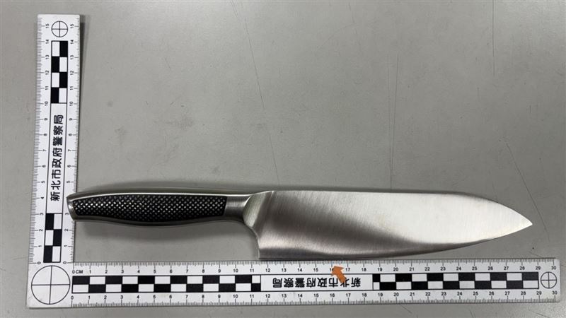 警方查扣嫌犯的作案刀具。(圖/翻攝畫面)