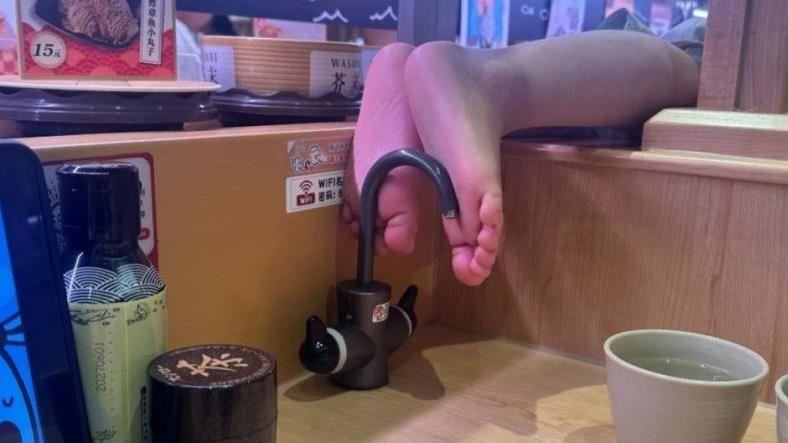 陸男童光腳踩壽司郎水龍頭　顧客一看嚇壞