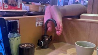 陸男童光腳踩壽司郎水龍頭　顧客一看嚇壞