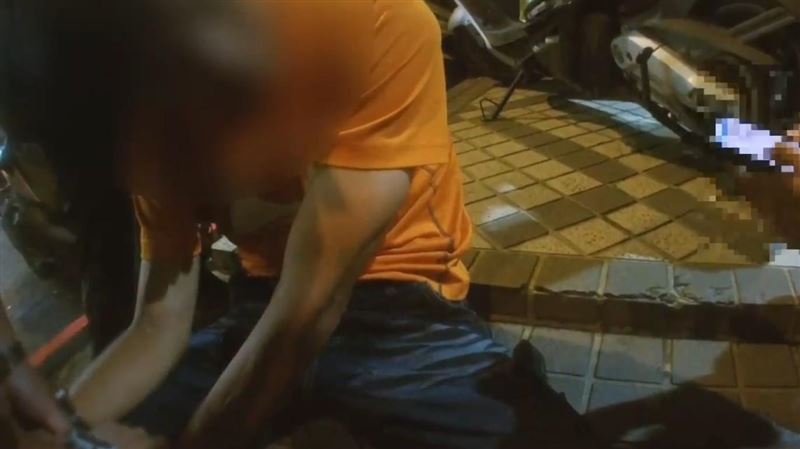 陳姓男子騎腳踏車違規闖紅燈,遭警方攔查、發現身上藏有毒品被逮(圖/翻攝畫面)