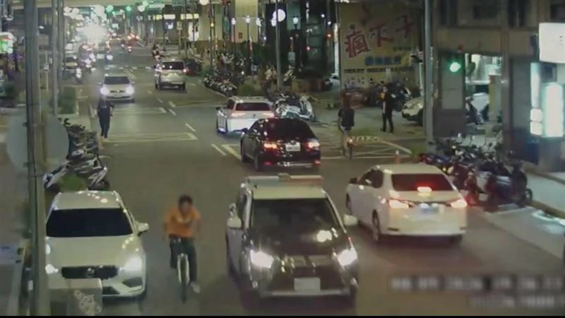 陳姓男子騎腳踏車違規闖紅燈,遭警方攔查、發現身上藏有毒品被逮(圖/翻攝畫面)