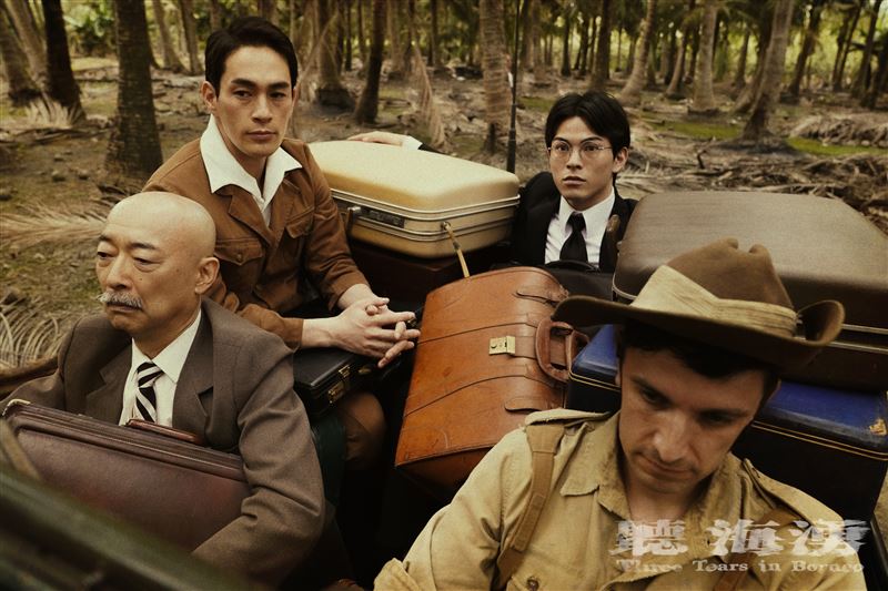 《聽海湧》日本律師團由馬場克樹(左前)、岡本孝(左後)和松大航也(右二)演出,他們赴北婆羅洲為日軍與臺籍戰俘監視員辯護。(圖/公視提供)