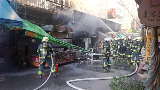 北市通安街攤販火警！火勢波及隔壁超商