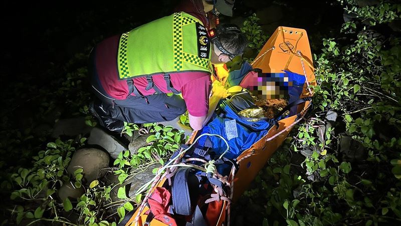 闖墾丁遭蜂圍攻！女獲救2男清晨續搜