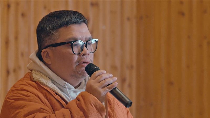 迪拉在生前告別式一度情緒潰堤中斷拍攝。(圖/公視提供)