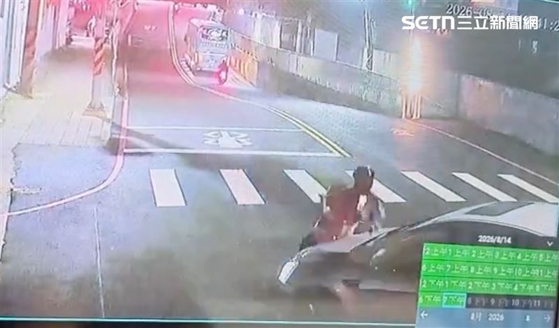 一名駕駛開著自小客車行經元培街與元培街 22 巷口左轉時,與對向直行的楊姓女機車騎士發生劇烈碰撞。(圖/翻攝畫面)