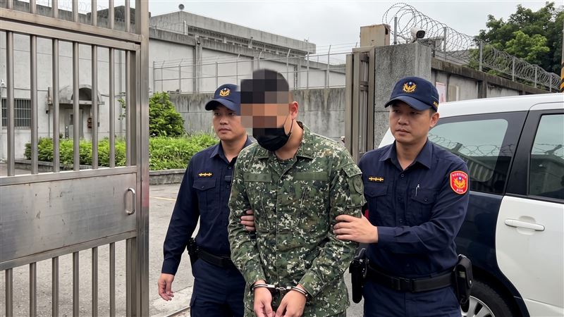 台灣現役軍人因詐欺案,淪為通緝犯,主張前往中國探視開刀住院的哥哥,求交保,遭法官駁回。(示意圖/AI製圖)