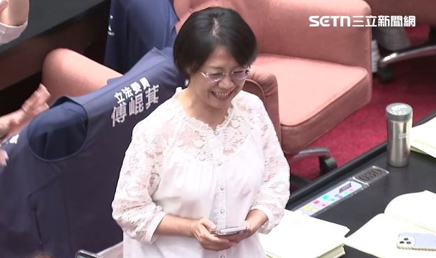 翁曉玲提案砍預算，115年度總預算表決時開心笑了（圖／翻攝畫面）