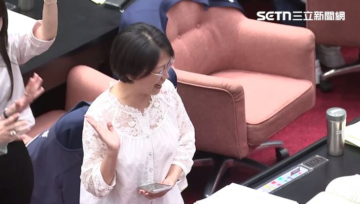翁曉玲提案砍預算，115年度總預算表決時開心笑了（圖／翻攝畫面）