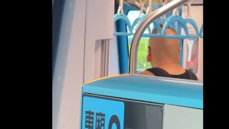 捷運三鶯線驚傳有人持美工刀打架,持刀者為46歲的陳姓男子,為通緝犯身分,目前已逮捕送往派出所偵訊。(圖/翻攝Threads@hsiu94028)