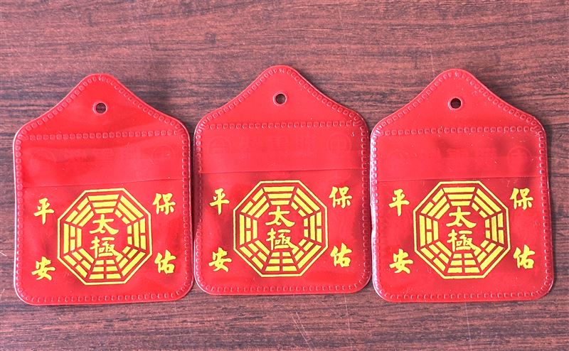 若鬼月在外面沒帶護身符遇到好兄弟該如何是好?命理專家表示,可透過專心唸誦聖號、將有刺植物放在胸前、發出巨響、長按喇叭等方式解套。(圖/楊登嵙提供)