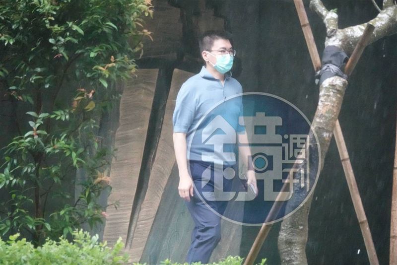 趙建銘神隱多日後,今天上午9點22分,被本刊獨家直擊帶著口罩現身台南市五妃街「趙建銘兆福脊椎骨科診所」外頭。(圖/鏡週刊)
