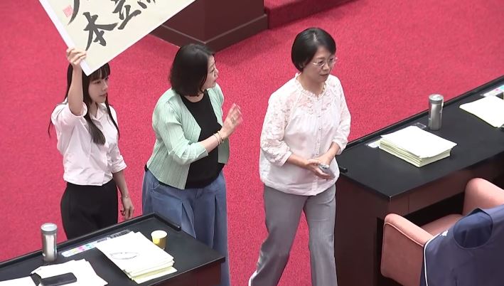 翁曉玲(右)與吳思瑤同場。(圖/翻攝畫面)