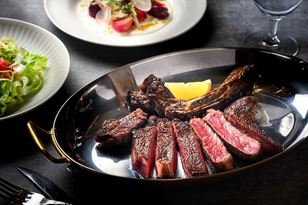 「A CUT牛排館」首創直火料理新品牌「The Grill by A CUT」。(圖/翻攝自A CUT官網)