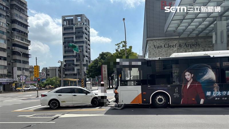 北市謝男開車行經忠孝東路五段右轉時逆向撞上停車紅燈的公車。(圖/翻攝畫面)