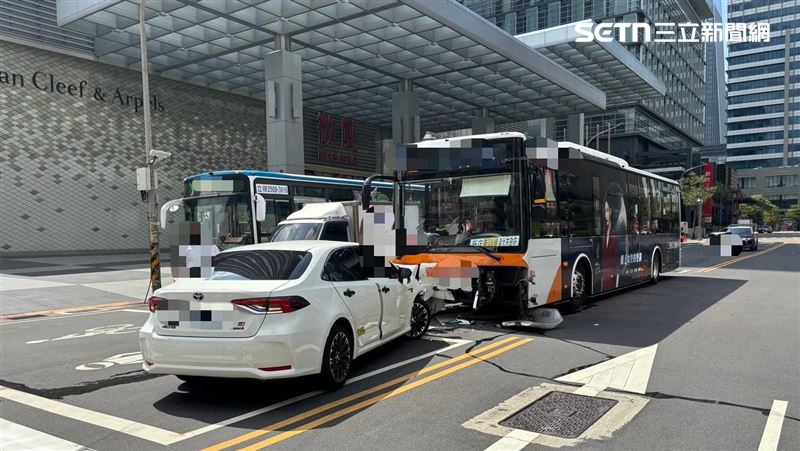 北市轎車右轉進巷口　逆向對撞等紅燈公車