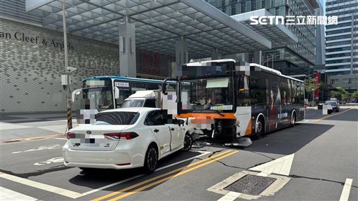 北市轎車右轉進巷口　逆向對撞等紅燈公車