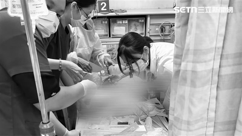 母親回憶,事發當天趕到醫院時,眼前景象讓她至今揮之不去,孩子全身發黑,小小身軀插滿大大小小的管路,醫護人員團團圍著搶救。(圖/翻攝畫面)