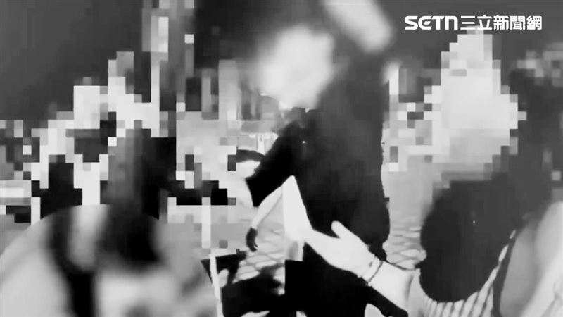 法籍男子酒後抽菸時跌倒撞上吸菸筒,導致手部撕裂傷血流不止。(圖/翻攝畫面)