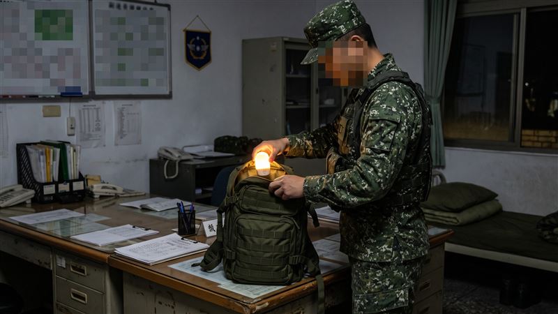 現役軍人在花蓮空軍防空暨飛彈營副連長外寢辦公室,將夜燈塞進一日突擊包拿走。(示意圖/AI製圖)