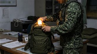 同袍夜燈塞突擊包偷走…官兵：蠻喜歡它的