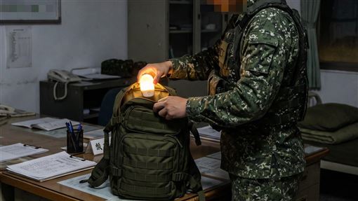 同袍夜燈塞突擊包偷走…官兵：蠻喜歡它的