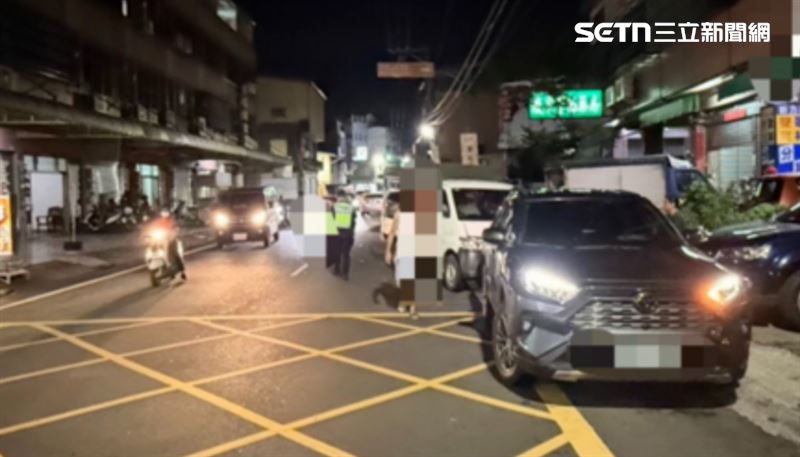 一名 60 歲顏姓婦人駕駛小貨車行經山腳路時,疑似因吸毒後精神恍惚駕車失控,連續衝撞對向轎車、機車以及 2 輛停放於路邊的自小客車。(圖/翻攝畫面)