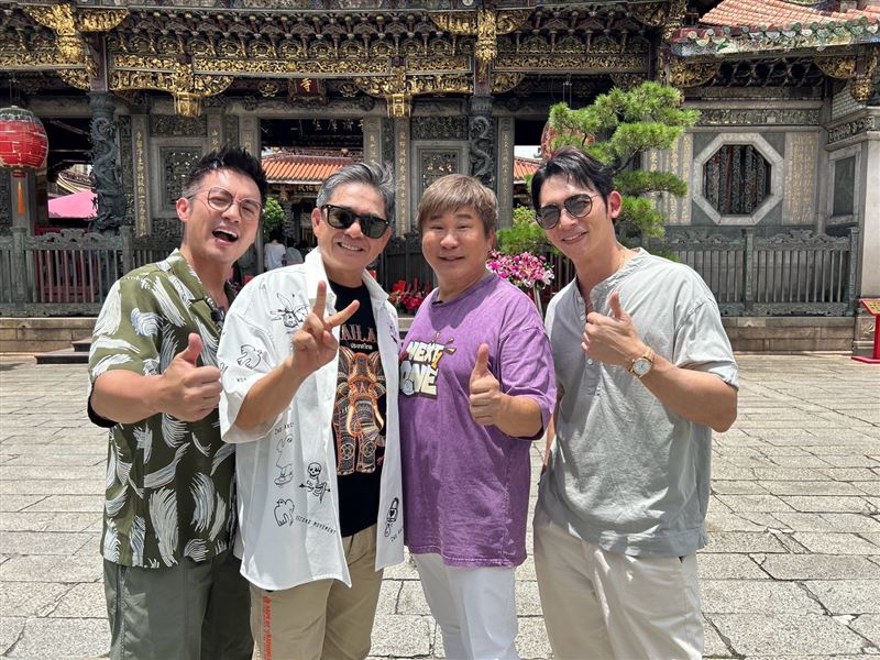 胡瓜特別率領「大叔團」温昇豪(右起)、洪都拉斯、范逸臣闖進台北萬華。(圖／《下面一位》提供）