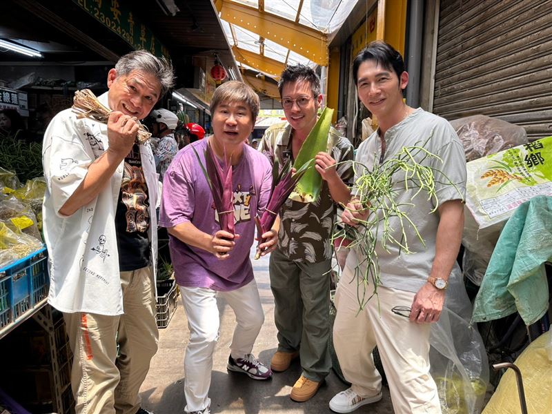 胡瓜訪問温昇豪（右起）、洪都拉斯跟范逸臣。(圖／《下面一位》提供）