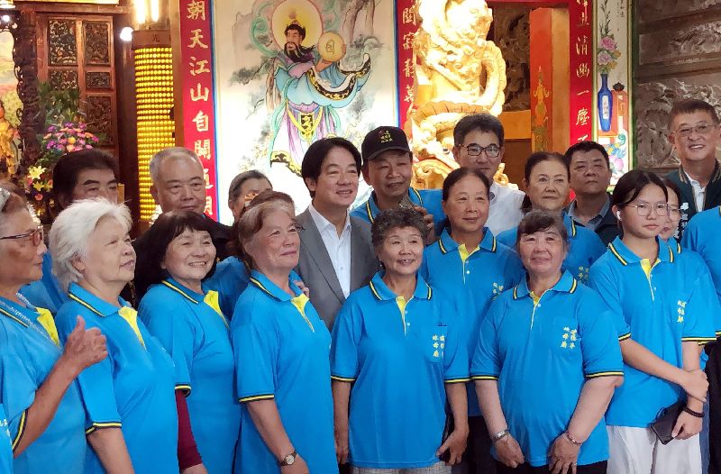 總統賴清德(中排灰西裝)15日前往雲林縣古坑鄉「靈台山建德寺地母廟」參香祈福,並親切與志工合影。(圖/中央社)