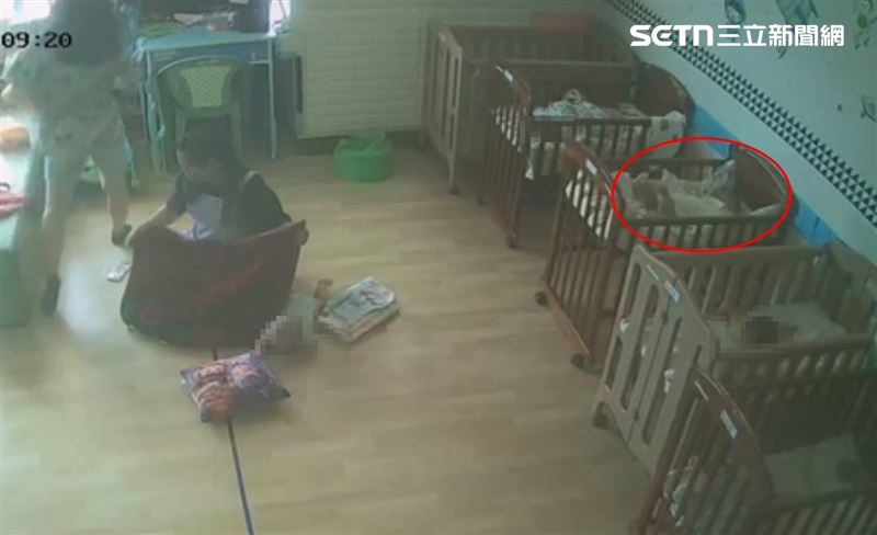 小樂臉朝下深埋被子裡,四肢不斷踢踹、掙扎至少30分鐘。(圖/民眾提供)