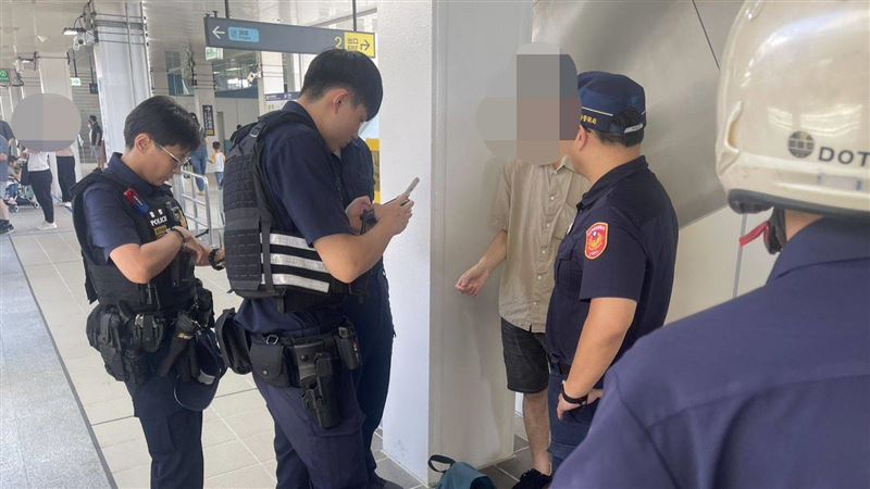 陳男因不滿女童踢到他的隨身包包,與女童父親發生口角,之後陳男掏出美工刀揮舞,遭對方壓制並報警處理。(圖/翻攝畫面)