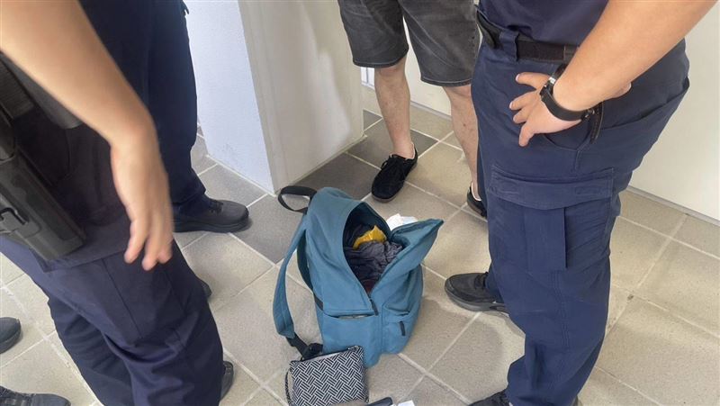 陳男因不滿女童踢到他的隨身包包,與女童父親發生口角,之後陳男掏出美工刀揮舞,遭對方壓制並報警處理。(圖/翻攝畫面)