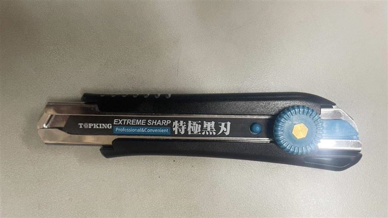 陳男因不滿女童踢到他的隨身包包,與女童父親發生口角,之後陳男掏出美工刀揮舞,遭對方壓制並報警處理。(圖/翻攝畫面)