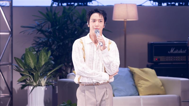 鄭容和突親密搭粉絲肩膀　害羞跳震胸舞