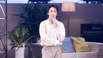 鄭容和突親密搭粉絲肩膀　害羞跳震胸舞