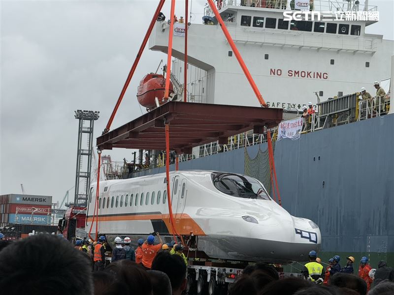 台灣高鐵新世代列車N700ST首節車廂今早已抵達燕巢機廠。(圖/記者李育道攝影)