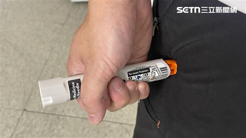 打開安全插銷後,插入大腿注射至少3秒鐘,並於注射完畢後按摩注射部位幫助擴散。(圖/記者洪正達攝影)