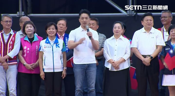蔣萬安出席花蓮「全民團結倒閣同心大會」為游淑貞站台,和傅崐萁等人同台(圖/翻攝畫面)