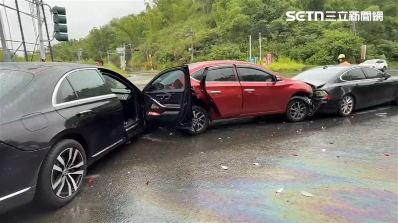 台南市大內區台84線發生5連撞車禍,紅色轎車慘遭前後夾擊,一共10人送醫救治。(圖/翻攝畫面)