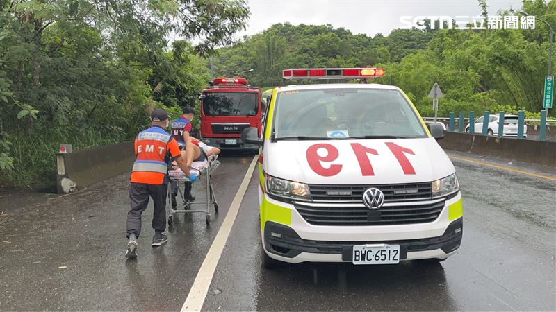 警消獲報緊急趕到現場,一共10人送醫救治。(圖/翻攝畫面)