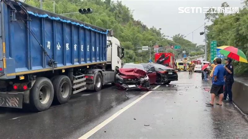 5車撞成一團！轎車成「夾心餅」10傷送醫