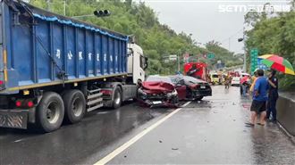 5車撞成一團！轎車成「夾心餅」10傷送醫