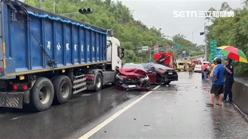 5車撞成一團！轎車成「夾心餅」10傷送醫