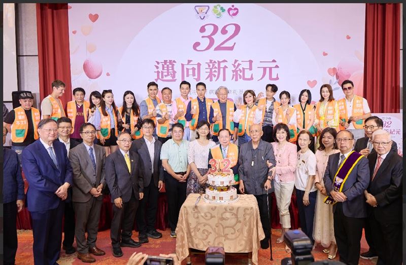 吳伯雄今天出席肝基會32周年慶,行動時已需要拄著拐杖。(圖/肝病防治學術基金會提供)