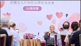 88歲吳伯雄摔跤！致詞自嘲：發現身體不差
