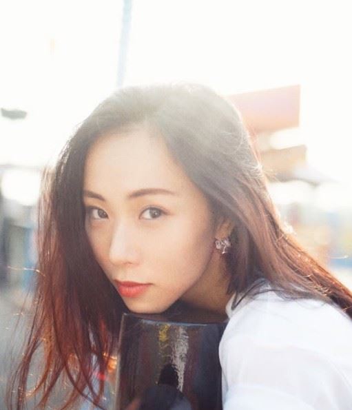 香港女星陳珮欣(Katrina)2023年曾在節目《戀講嘢》分享一段學生時期戀情,雖然她當時沒有直接點名,但描述的身分與經歷,被外界認為與王嘉爾高度吻合。(圖/翻攝自陳珮欣IG)