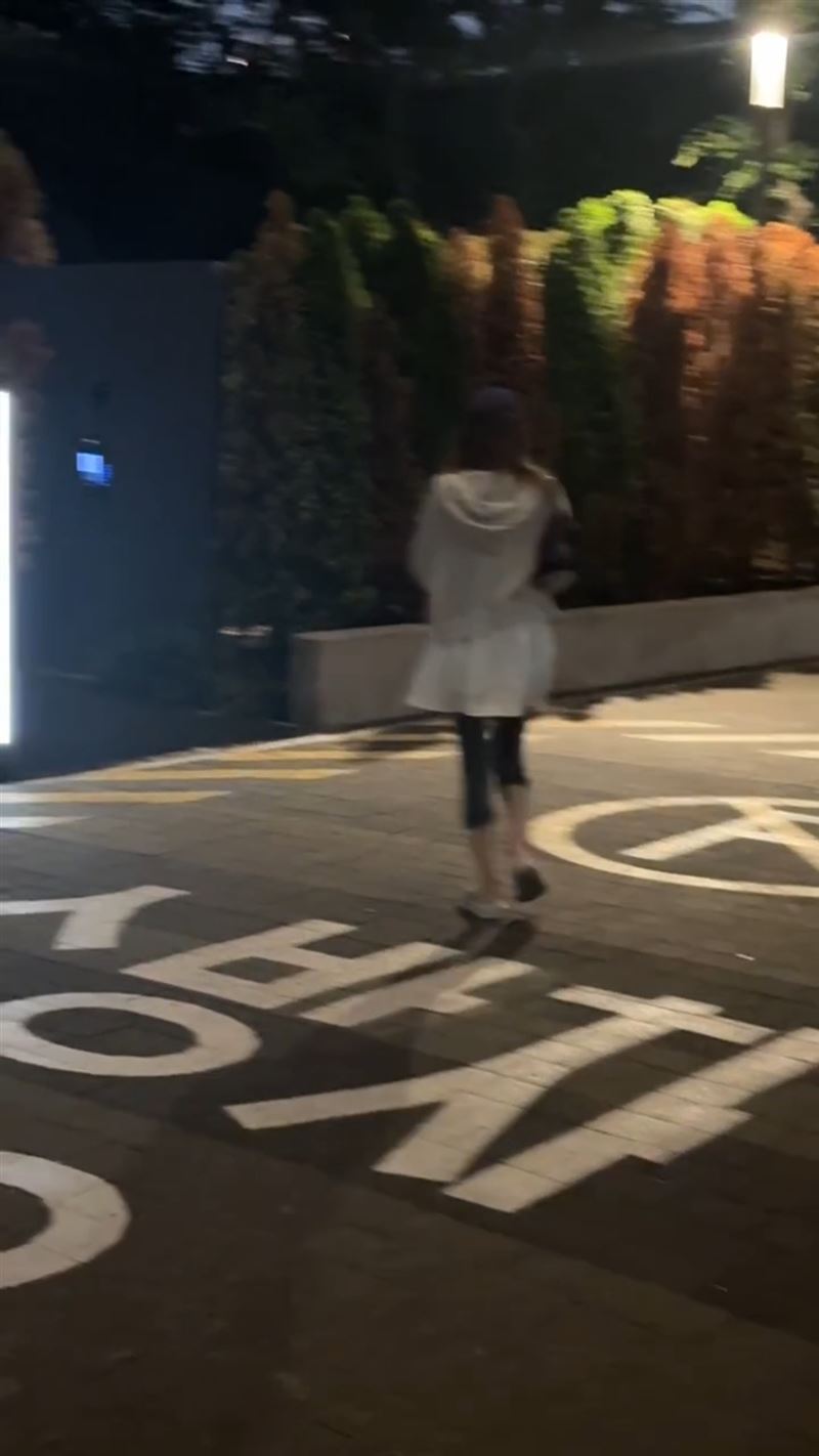 太妍被粉絲偶遇,消瘦身影引發討論。(圖/翻攝自微博)