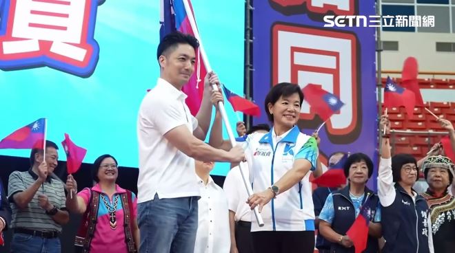 蔣萬安親自為游淑貞授國旗,傅崐萁還高喊中華民國要興旺(圖/翻攝畫面)